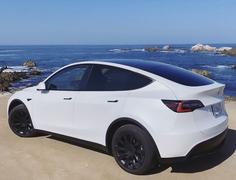 Tesla Model Y 2023, White Tesla Model Y Aesthetic, Tesla Model 4, Tesla Y Model, Tesla Model Y White, Model Y Tesla, White Tesla, Aesthetic Car Accessories, Tesla Y