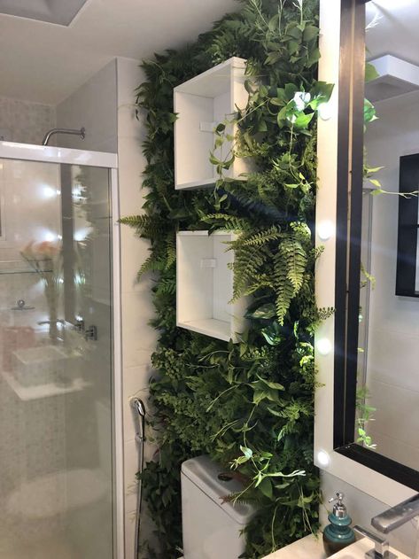 Plant themed bathroom Bathroom Garden Wall, Plant Wall Bathroom, Bathroom Plants Decor, Grow House, Washroom Decor, Boho Bathroom Decor, Artificial Plant Wall, Natural Bathroom, Plant Wall Decor