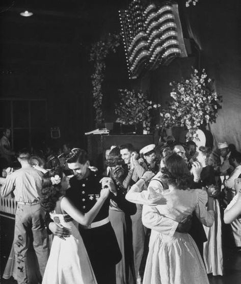 Uso Party, 40s Aesthetic, 1940s Aesthetic, Strictly Ballroom, Ballroom Dance Lessons, 1940s Photos, Old Fashioned Love, Greatest Generation, Social Dance