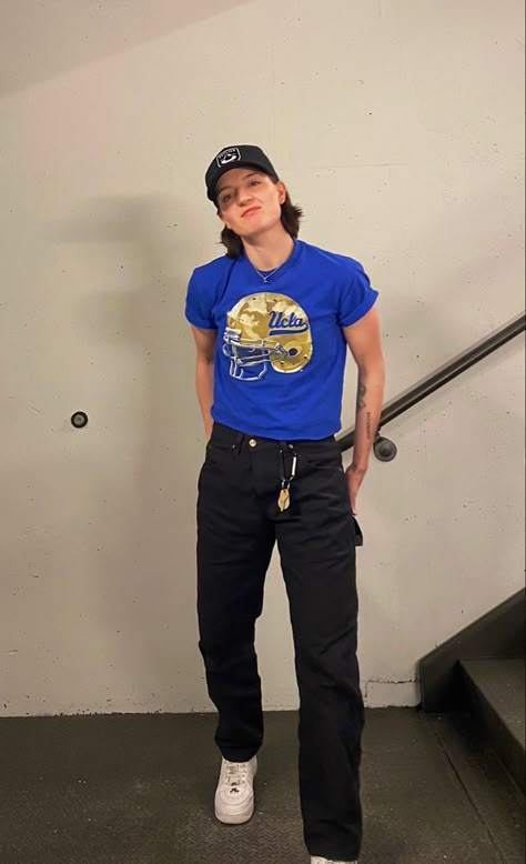 Stylish Masc Lesbian Outfits, Casual Masc Lesbian Outfits, Masc Lesbian Outfits Cargo Pants, Masc Lesbian Pride Outfits, Macs Lesbian Outfit, Masc Women Aesthetic Street Styles, Chapstick Lesbian Style Aesthetic, Womens Masculine Outfits, Masc Pride Outfit