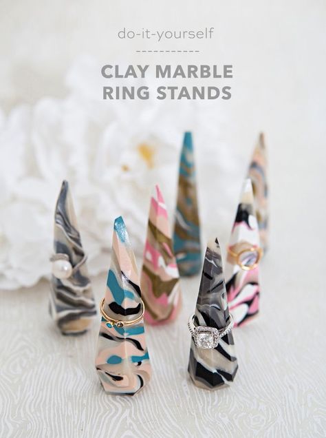 These DIY marble clay ring stands are adorable! Fimo Ring, Marble Clay, Polymer Clay Kunst, Marble Rings, Clay Ring, Polymer Clay Ring, Marbled Clay, Diy Marble, Diy Jewelry Inspiration