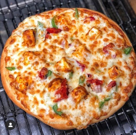 Paneer tikka pizza😋🤗 Yumm yumm Paneer Tikka Pizza, Best Food Delivery Service, Paneer Pizza, Sandwich Recipes Indian, Food Competition, Broken Iphone, Veg Pizza, Foodie Pics, Food Delivery Service