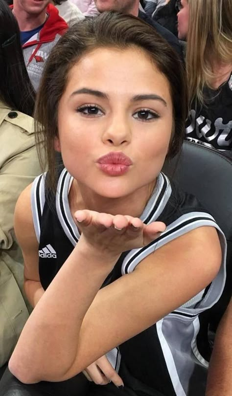 Selena And Taylor, Alex Russo, Selena G, Selena Gomez Pictures, Casual Hairstyles, Nails Fashion, Marie Gomez, Rare Beauty, Interesting Faces