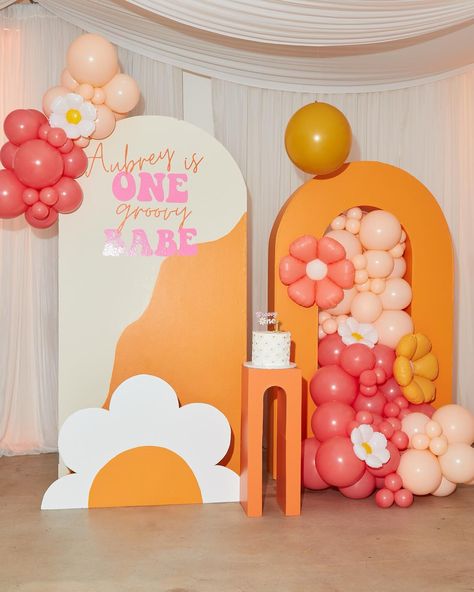 ✨🌼 ���🧡 Groove with our far-out balloon decor! Bright colors, flower power, and disco vibes make your event a true blast from the past. Perfect for birthdays, anniversay and themed parties! Swipe to feel the funk! Planning: @iamkendra.h 📷 @versatilelens Walls: @rent4parties #70sParty #RetroDecor #balloonart #balloons #groovyparty #milestonemoments #birthdaycelebration Groovy Birthday Decor, Groovy Disco Party, One Groovy Birthday, Disco Vibes, Dirty 30, 70s Disco, Flower Party, Blast From The Past, Balloon Decor