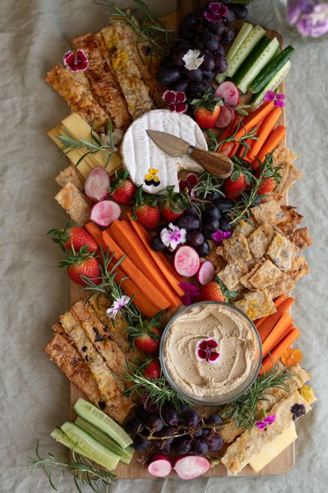 Edible Flower Crackers 1 Wildflower Food Ideas, St Patricks Food Party, Flower Themed Snacks, Flower Veggie Tray, Flower Themed Food, Charcuterie Board With Flowers, Fairy Snacks, Flower Charcuterie, How To Make Crackers