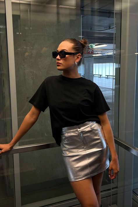 Silver Skirt Outfits, Metallic Skirt Outfit, Chique Outfit, Look Festival, Silver Skirt, Clubbing Outfits, Metal Clothing, Looks Street Style, Out Outfits