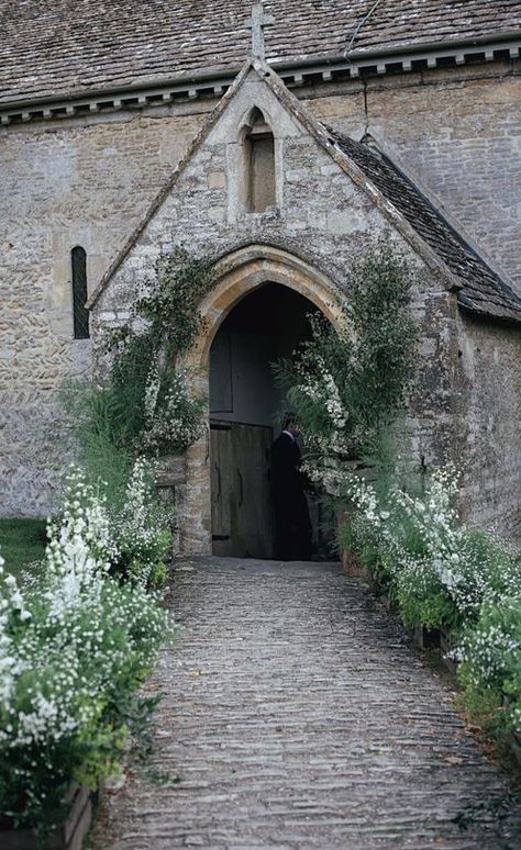 Classic English Wedding, Wedding Vogue, Vogue Bride, Church Wedding Flowers, Meghan Markle Wedding, 8mm Film, London Bride, Cotswolds Wedding, Ethereal Wedding