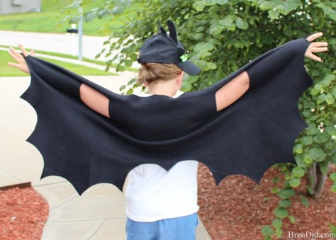 DreamWorks Dragons: Race to the Edge - Easy no sew dragon wings will transform your favorite How to Train You Dragon fan into their high flying dragon of choice. #Netflix #StreamTeam Toothless Costume, Diy Dragon Costume, Sew Halloween Costume, Meme Costume, Book Character Day, Dragon Birthday Parties, Dragon Hats, Diy Wings, Bat Costume