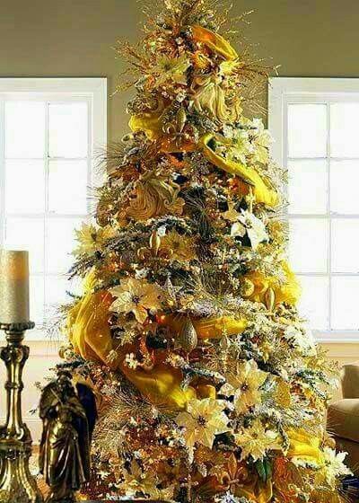 *:•. .•:* ❄ *:•. .•:* Themed Trees, Yellow Christmas, Gold Christmas Tree Decorations, Gold Decorations, Christmas Tree Inspiration, Christmas Interiors, Xmas Trees, Christmas Memories, Gold Christmas Tree