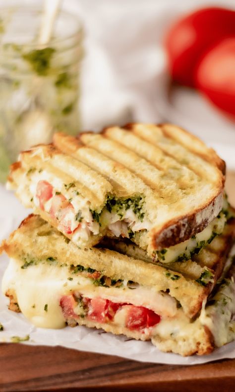 This sandwich is loaded with pesto, melty fontina cheese, piled high with delicious slices of turkey and tomato and then grilled or toasted until is a perfect golden brown. It has got tons of flavor and is a great lunch or dinner choice! Sandwich Dinners, Turkey Pesto Sandwich, Pesto Panini, Turkey Pesto, Pesto Sandwich, Basil Pesto Recipes, Dinner Choices, Fontina Cheese, Grilled Turkey