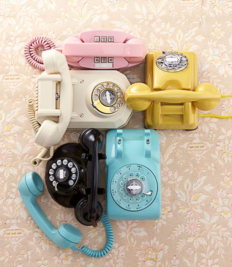 These colorful vintage phones would add a bright pop to your home. Candlestick Phone, Telephone Vintage, Photo Polaroid, Retro Phone, Vintage Phones, Vintage Telephone, Old Phone, Vintage Diy, Decor Guide