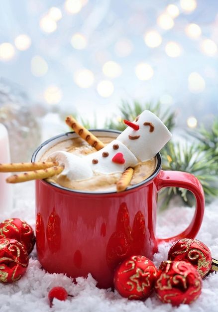 Taza roja con capuchino con muñeco de ni... | Premium Photo #Freepik #photo #comida-navidad #chocolate-caliente #dulces-navidenos #taza-chocolate Melted Marshmallow, Snowman Photos, Chocolate Cereal, Marshmallow Snowman, Morel Mushroom, Red Mug, Chocolate Caliente, Coloring Easter Eggs, Easter Colors