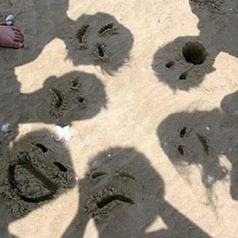 Sand Faces! What fun kids' summer activiites to do at the beach. I can imagine lots of giggles and creativity. Beach Humor, Beach Family Photos, Foto Tips, Beach Activities, Beach Pics, Trik Fotografi, Summer Ideas, Beach Fun, Beach Photos