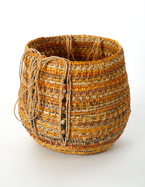 Mavis Ganambarr - pandanus basket Large Basket With Lid, Feather Artwork, Making Baskets, Indigenous Australian Art, Basket Weaving Patterns, Wood Artwork, Fabric Bowls, Colorful Handbags, Woven Wood