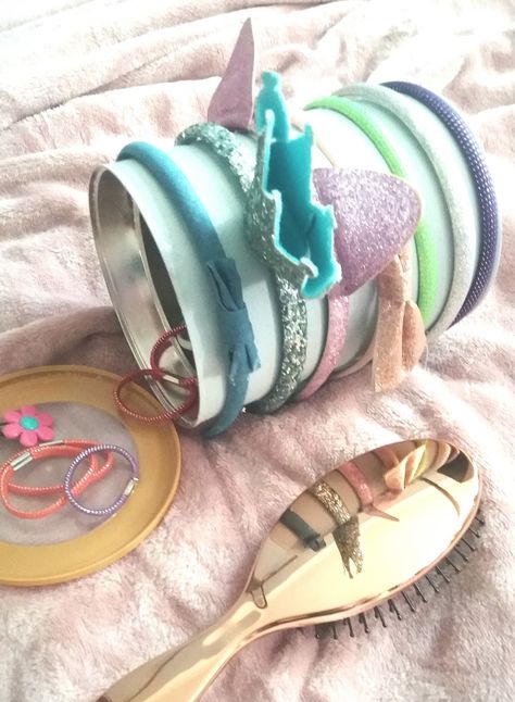 Diy Hairband Holder, Hairband Holder, Easy Diy Kids, Make A Headband, Recycle Craft Projects, Mermaid Hair Accessories, Recycle Craft, Kids Hairband, Diy Mom