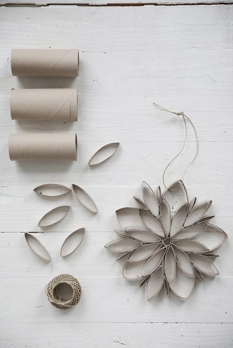 DIY: Årets julpyssel? - Trendenser Christmas Crafts Diy Decoration, How To Make Snowflakes, Toilet Paper Rolls, Xmas Deco, Diy Christmas Decorations, Fun Christmas Decorations, Toilet Paper Roll Crafts, Paper Roll Crafts, Paper Towel Roll Crafts