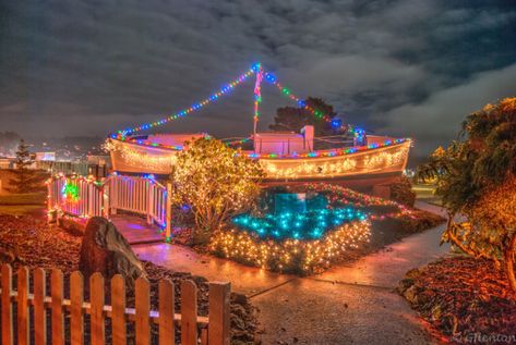 10 Enchanting Oregon Towns That Feel Like You’ve Fallen Into A Snow Globe Oregon Christmas, Things To Do In Oregon, Christmas Towns, Snow Falling, Christmas Light Displays, Peinados Recogidos, Falling From The Sky, Christmas Town, In My Dreams