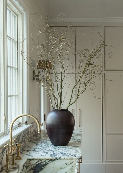 Willow Branches In Vase, How To Style Branches In Vase, Branches In Pots Decor, Branches In Vase Dining Table, Branch In Vase Home Decor, Twig Vase Decor, Curly Willow Arch, Vase With Branches Decor, Tall Branches In Vase