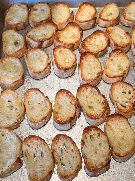 How To Make Crostini From A Baguette (Easy Appetizer) Baguette For Dipping, Brochette Bread, Toasted Baguette Slices Recipes, Baggett Recipe, French Baguette Recipe Appetizers, Baguette Chips, Baguette Appetizer, Crostini Bread, Creative Appetizers