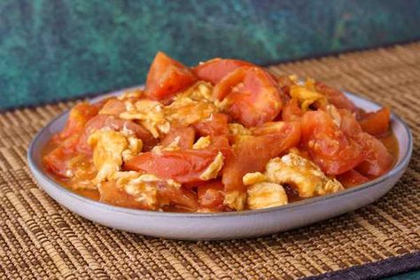 A juicy weeknight side dish that you can whip up in minutes! Tomato And Eggs, Scrambled Eggs With Tomatoes, Made With Lau, Tomato Eggs, Egg And Tomato, Eggs With Tomatoes, Cantonese Recipes, Eggplant With Garlic Sauce, Stir Fry Green Beans