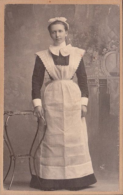 An Edwardian parlour maid. The parlour maid's job was to greet and see to visitors. It was thus important that she should look the part,however when there were young men in the house (as there usually were) an attractive maid could spell trouble. This rather plain maid was doubtless chosen by the lady of the house with this in mind. Edwardian Servants, Servant Clothes, Victorian Maid, House Maid, Cherry Orchard, Maid Uniform, Portrait Vintage, Marine Uniform, Portrait Pictures