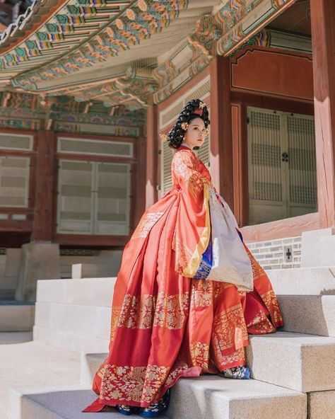 Queen Hanbok, Pretty Hanbok, Hanbok Photoshoot, Hanbok Aesthetic, Korean Traditional House, Korea Hanbok, Hanbok Traditional, Korea Traditional, Chinese Traditional Costume