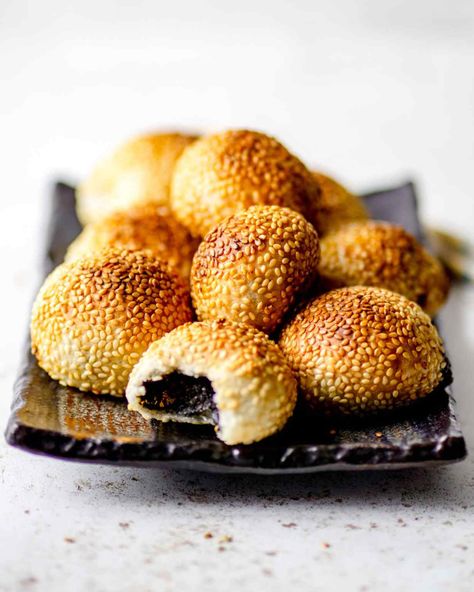 Chinese Air Fryer Sesame Balls Recipe (煎堆) - ET Food Voyage Sesame Balls Recipe, Air Fryer Chinese, Cookie Dough Cups, Sesame Balls, Cookie Delivery, Double Chocolate Chip Cookies, Red Bean Paste, Chinese Dessert, Diy Desserts