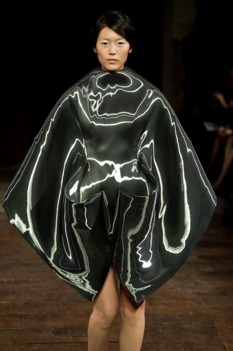 Dramatic Dresses, Hussein Chalayan, Sculptural Fashion, Space Fashion, Iris Van Herpen, Richard Iii, 3d Fashion, Weird Fashion, Futuristic Fashion