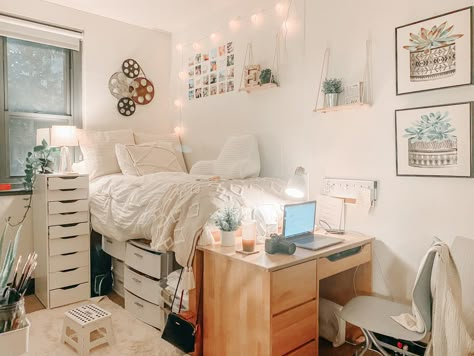 Freshman Dorm Room, Dorm Room Inspo Aesthetic Minimal, Neutral Dorm Room Ideas Boho, Cream Dorm Room Ideas, Neutral Dorm Room Ideas Cozy, Simple Dorm Room Aesthetic, Neutral College Dorm, Beige Dorm Room Ideas, Sage Green And Blush Dorm Room