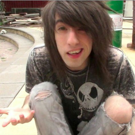 Long Emo Hair, My Digital Escape, Hair Jordan, Jordan Sweeto, 2000s Boys, Emo Haircuts, Emo People, Emoji Challenge, Beautiful Guys