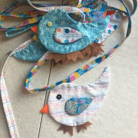 Scrap Fabric Bunting Diy, Cute Bunting Ideas, Fabric Bunting Ideas, Diy Bunting Banner Fabric, Bunting Ideas Unusual, Bird Bunting, Diy Fabric Bunting, Diy Fabric Bird, Boho Bunting