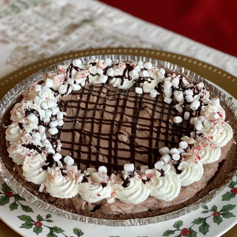 Frozen Hot Chocolate Pie Hot Chocolate Pie, Frozen Chocolate Pie, Dinner In 321, Whipped Cream Pie, Chocolate Pie Filling, Baking Recipes Pie, Yummy Deserts, Frozen Hot Chocolate, Chocolate Whipped Cream