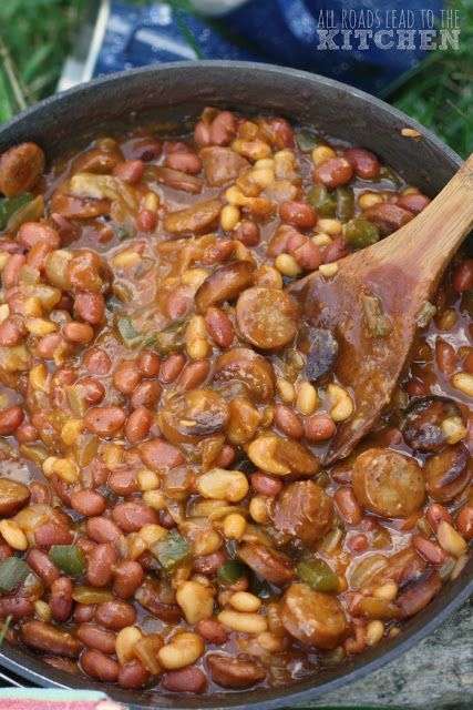 Campfire Beans, Beans And Weenies, Dutch Oven Camping, Grill Outdoor, Camping Snacks, Easy Camping Meals, Dutch Oven Cooking, Fire Food, Dutch Oven Recipes