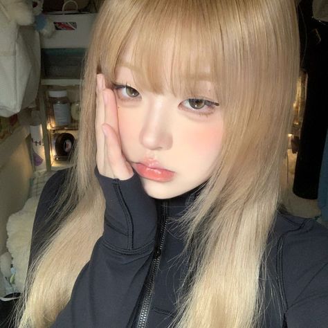 Blonde Asian, Bratz Inspired Outfits, Kpop Girl Bands, Princess Girl, Uzzlang Girl, Asian Makeup, Blonde Color, 인물 사진, Girl Bands