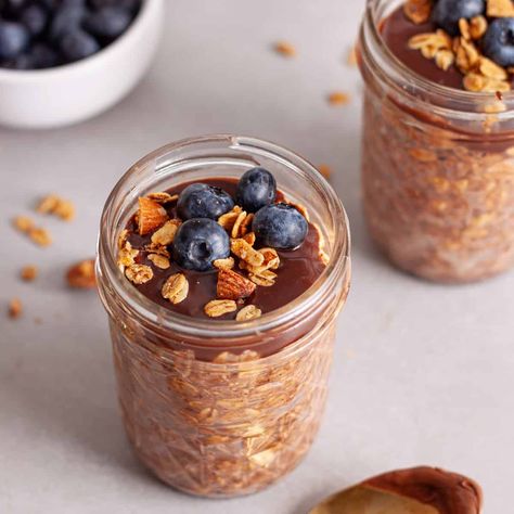 Nutella Overnight Oats - The Real Recipes Nutella Overnight Oats, Cinnamon Granola, Hazelnut Chocolate, Peanut Butter Granola, Overnight Oatmeal, Grab And Go Breakfast, Chocolate Spread, Chocolate Nuts, Hazelnut Spread