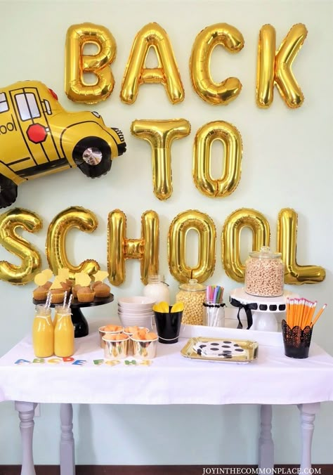 Back To School Event Decorations, School Celebration Decorations, Back To School Decorations Party, Back To School Celebration Ideas, Breakfast Decorations Ideas, Back To School Party Ideas For Kids, Back To School Party Food, Back To School Breakfast Party, Back To School Decoration Ideas