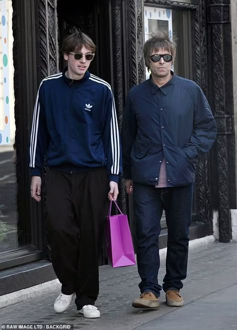 Liam Gallagher Outfit Ideas, Oasis Outfit Fashion Styles, Liam Gallagher Fashion, Liam Gallagher Outfit, Britpop Fashion 90s, 90s British Fashion, Noel Gallagher Style, Britpop Outfit, Oasis Outfit