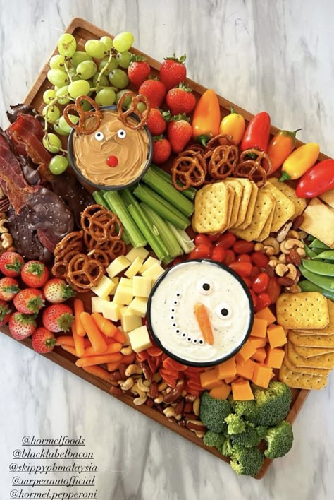 Christmas Themed Lunch, Christmas Charcuterie Board, Gingerbread House Ideas, Christmas Charcuterie, Christmas Buffet, Christmas Recipes Appetizers, Party Food Buffet, Charcuterie Inspiration, Christmas Entertaining