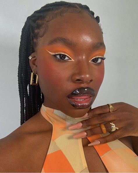 Nails Monochromatic, Makeup Look Orange, Eye Makeup Summer, Eyeliner Creative, Color Scheme Orange, Orange Eyeliner, Yellow Eyeliner, Eyeshadow Yellow, Orange Eyeshadow Looks