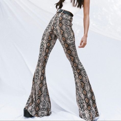 Super Stretchy And Soft Material Never Worn With Tags - Perfect Condition Flare Bottoms Very Vibrant Snake Print Snake Print Outfit, Snakeskin Pants, Snake Pants, Flare Bottoms, Black And White Pants, Black Princess, Fashion Drawing Dresses, Linen Blend Pants, Polyester Pants