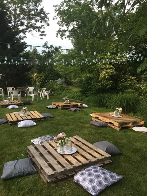 Pin by yuri silva on Sweet 16 | Backyard, Backyard dinner party, Backyard decor Pallet Garden Party, Cheap Backyard Party Ideas, Grad Party Outdoor, Backyard Party Aesthetic, Ocean Picnic, Picnic Table Ideas, Pallet Picnic, Afro Bohemian, Bed Party