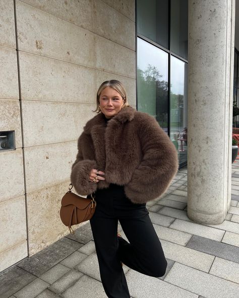 fur baby 🐻🧸🤎 @rashhiiid 🤌🏼 | Instagram Brown Fur Jacket Outfit, Brown Fur Coat Outfit, Sophie Murray, Brown Coat Outfit, Faux Fur Coats Outfit, 25 Aesthetic, Fur Jacket Outfit, Aesthetic Winter Outfits, Fake Fur Coat