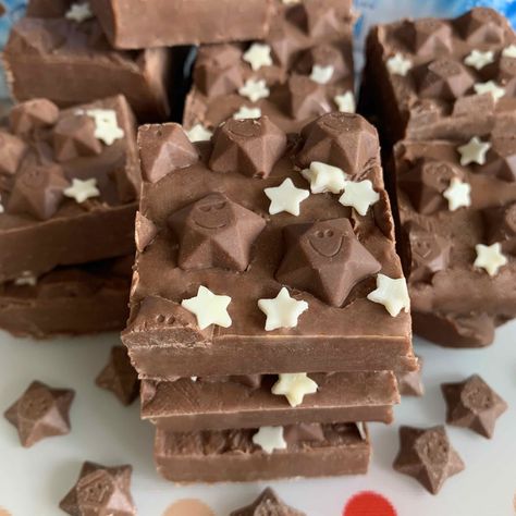 Freddo Flapjacks Star Biscuits, Chocolate Stars, Tray Bake Recipes, Crumble Bars, Seasonal Treats, Baking Tins, Cooking Recipes Desserts, Chocolate Fudge, Wedding Desserts