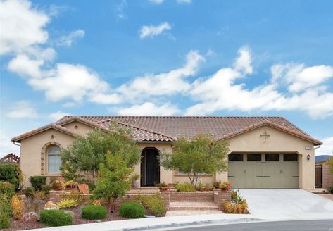 Arizona House Interior, Arizona House Exterior, Desert Home Exterior, Arizona Houses, Oasis Springs, Usa House, Spanish Tiles, Nevada Desert, Arizona House