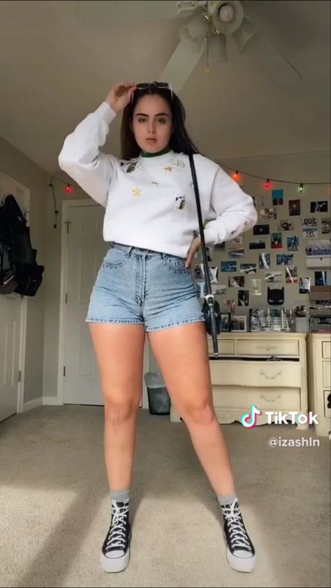 white cropped crew neck + light wash denim shorts + black converse Light Wash Denim Shorts Outfit, Converse Fits, Crewneck Outfit, Shorts And Converse, Denim Shorts Black, Outfit Aesthetics, Light Wash Denim Shorts, Denim Shorts Outfit, Black Converse