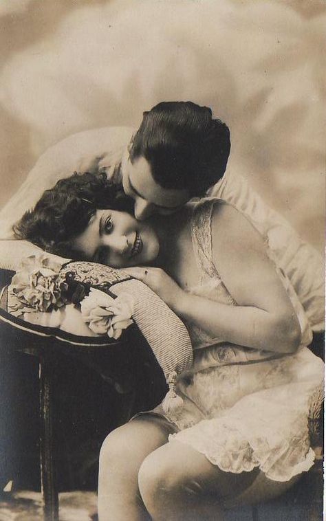 French Romance, Vintage Props, Vintage Couples, Funny Captions, Great Photographers, Romantic Art, Vintage Printables, Gal Gadot, Vintage Girls