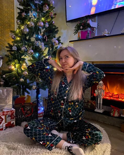 Christmas Tree Pajama Pictures, Christmas Tree Selfie Ideas, Teenager Christmas Photoshoot, Christmas Tree Poses Instagram, Christmas Pajama Photoshoot, Pj Photoshoot Photo Ideas, Christmas Jammies Photoshoot, Christmas Tree Poses, Christmas Tree Photo Ideas