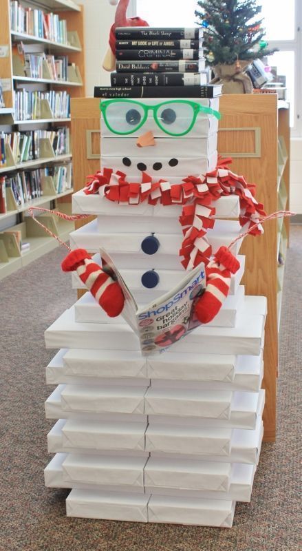 Searching for cheap Christmas decoration ideas? Try using reams of paper for a snowman's body, and giving him a hat made from books lying around your house--it's such an easy, cute Christmas craft! School Library Displays, Library Media Specialist, Classroom Pictures, Library Book Displays, Christmas Decorations Cheap, Deco Originale, Cheap Christmas, Office Christmas Decorations, Library Displays