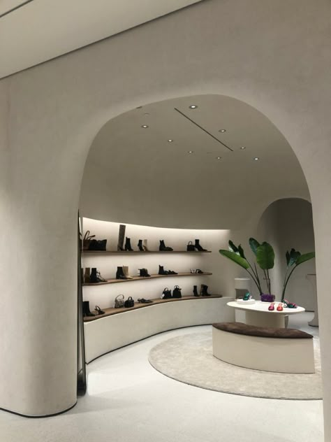 Retail Space Design Concept Stores, Shoe Store Design, Showroom Inspiration, Dressing Design, Shopping Aesthetic, Retail Space Design, Store Design Boutique, Showroom Interior Design, Store Layout