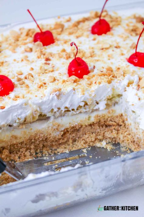 This no bake banana split cake is the perfect hot summer day dessert. You don't have to heat up your house by using the oven. Kids and adults love it. No Bake Banana Split Cake, Banana Split Dessert Recipes, Summertime Desserts, Banana Splits Sundae, 2023 Thanksgiving, Nut Roll, Bake Banana, No Bake Summer Desserts, Banana Split Cake